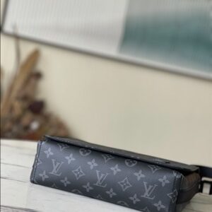 Louis Vuitton District PM Messenger Bags - LB38