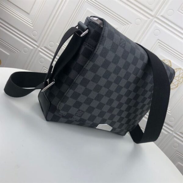 Louis Vuitton District PM Messenger Bags - LB41