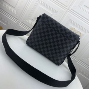 Louis Vuitton District PM Messenger Bags - LB41