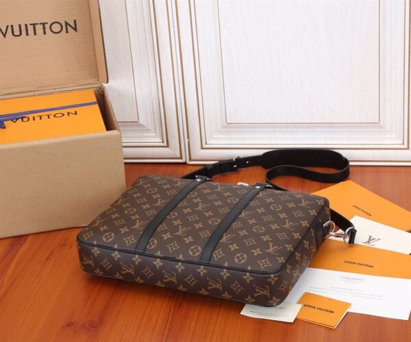 Louis Vuitton Porte-Documents Voyage PM - BL05