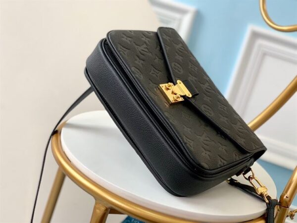 Louis Vuitton Pochette Métis Handbag - LH200